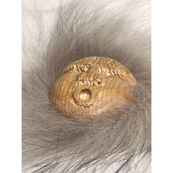 Hand Carved Inuit Native Face Singing Wood Brooch With Fox Fur - Picture 8 of 9